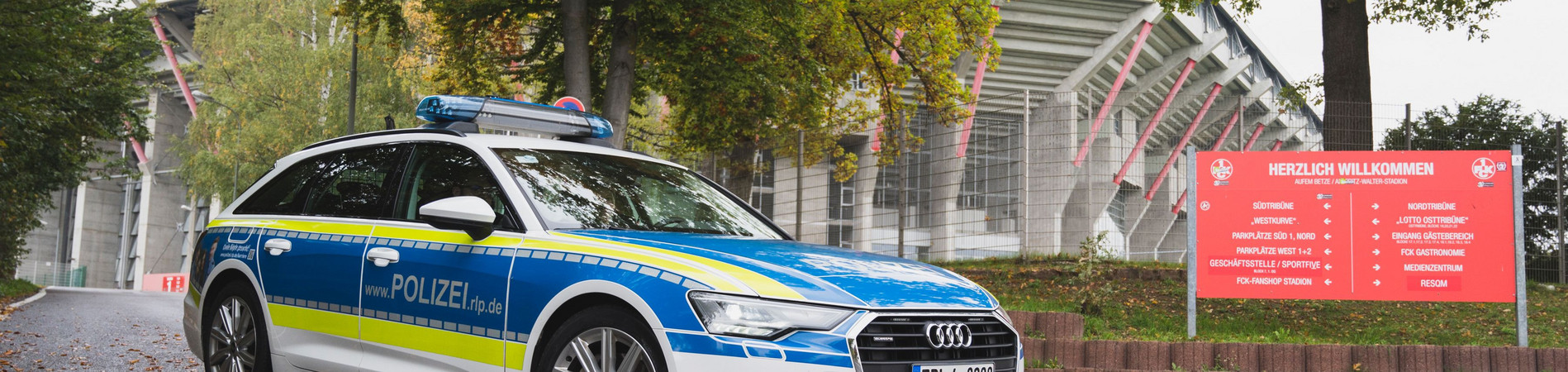 Streifenwagen vor Fritz-Walter-Stadion
